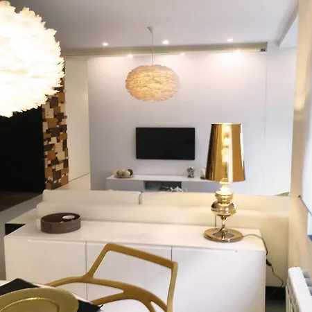 Golden & White Apartment *