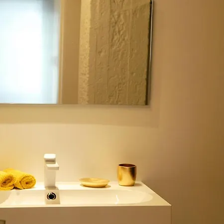 Golden & White Apartment *