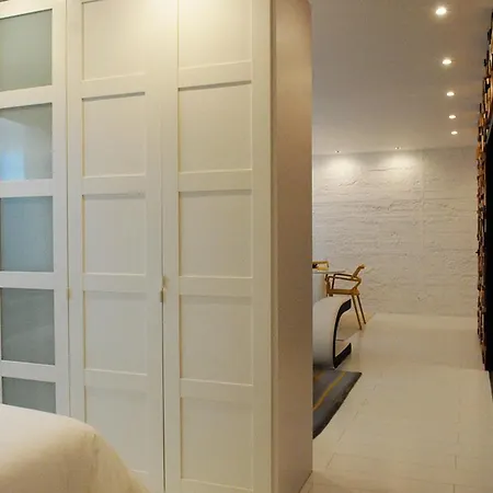 Golden & White Apartment *
