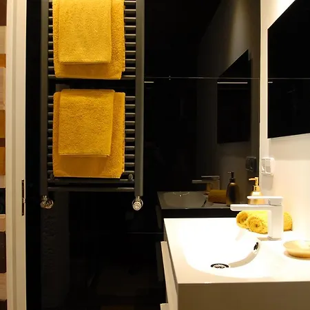 Apartment Golden & White *